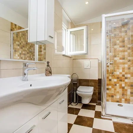 Villa With Private Pool, Near Split Srinjine
