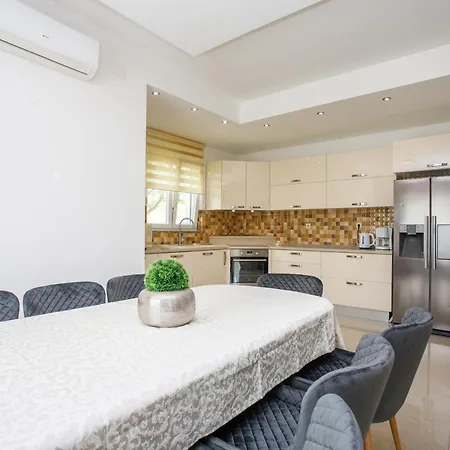 With Private Pool, Near Split