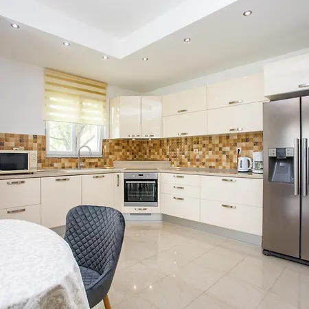 Villa With Private Pool, Near Split Srinjine