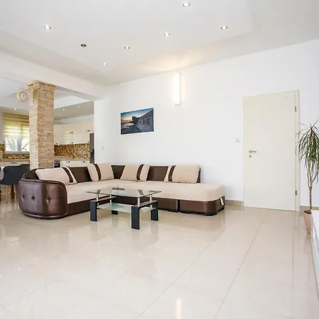 With Private Pool, Near Split Srinjine
