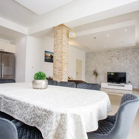 With Private Pool, Near Split Villa Srinjine